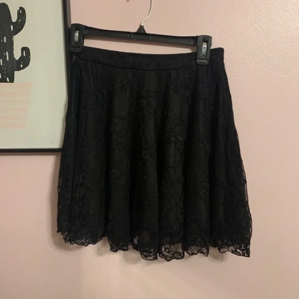 DEB | lace skirt